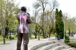 Mogli su i referendum: Opština raspisala TENDER za brisanje kukastog krsta sa spomenika Šabanu Bajramoviću