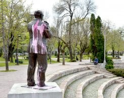 Mogli su i referendum: Opština raspisala TENDER za brisanje kukastog krsta sa spomenika Šabanu Bajramoviću