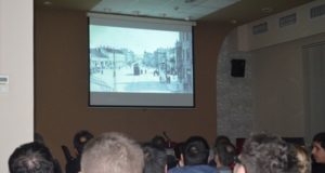 POD ISTIM KROVOM – TELO JEKH KHER