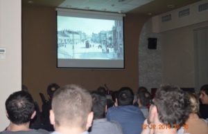 POD ISTIM KROVOM – TELO JEKH KHER