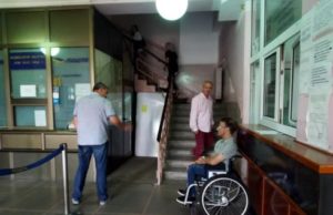 Ljudi u kolicima, i pored upozorenja, diskriminisani na javnoj raspravi o diskriminaciji